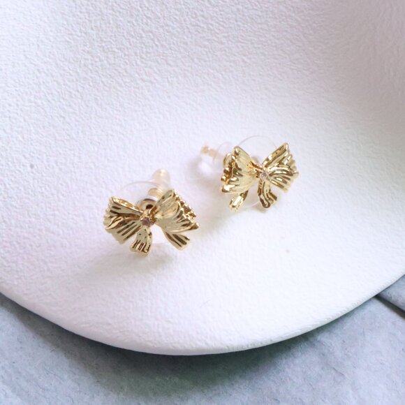 Kendra Scott x LoveShackFancy Bow White Crystal Stud Earrings in Gold - Picture 2 of 2